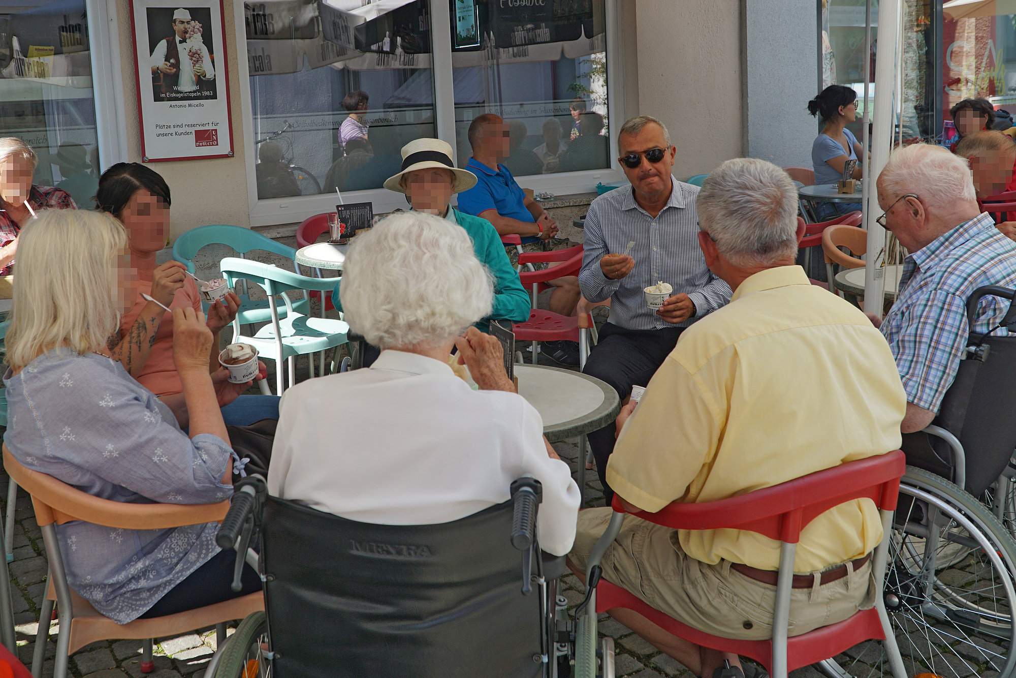 Im Sommer steht Eisessen auf dem Programm der Sozialen Betreuung. Foto: Julia Ehrlich/ Stadt Günzburg