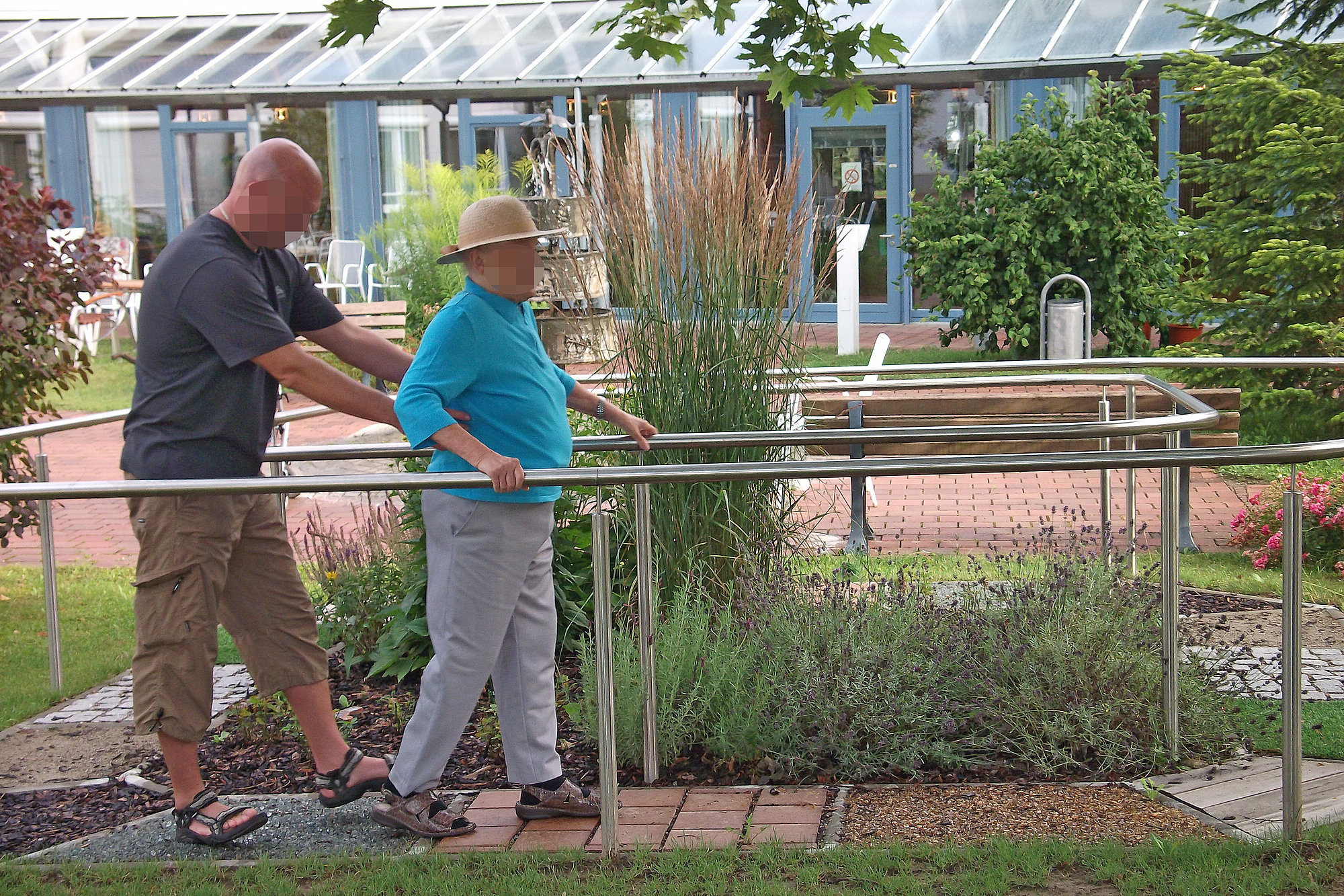 In unserem wunderschönen Garten lädt der Sinnespfad dazu ein, die Tastsinne zu sensibiliseren. Foto: Anja Megele/ Stadt Günzburg