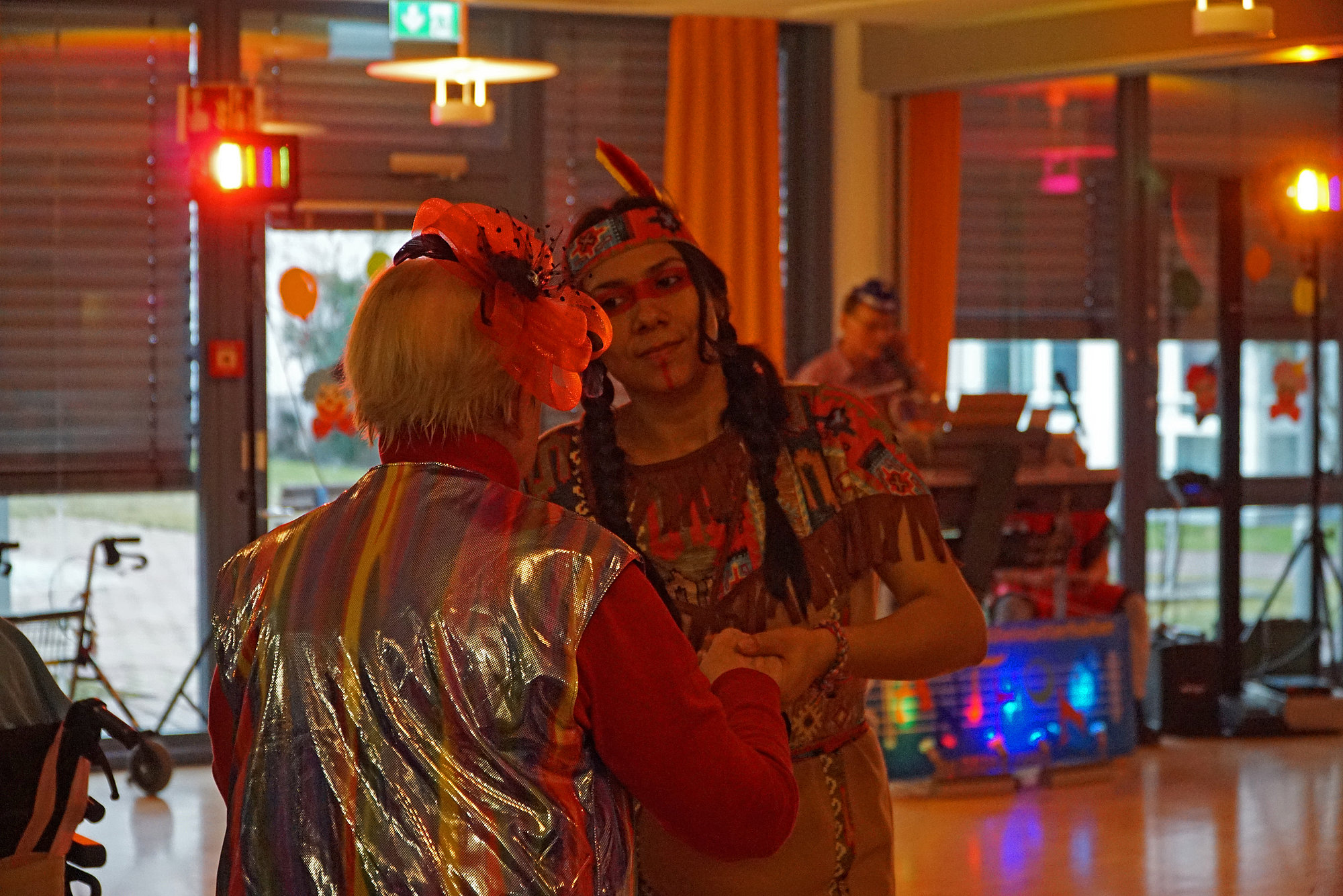 Bewohner und Mitarbeiter feiern gemeinsam und kostümiert ihren Faschingsball. Foto: Julia Ehrlich/ Stadt Günzburg