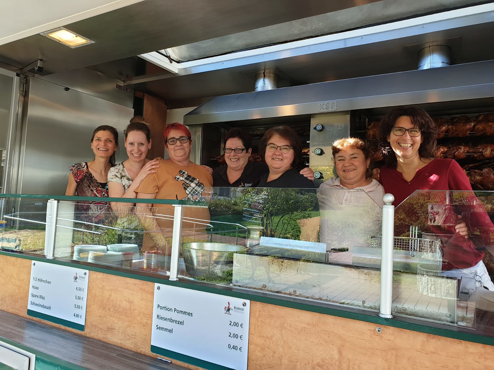 Mitarbeiterinnen des Alten- und Pflegeheim der Heiliggeist-Spitalstiftung der Stadt Günzburg und ehrenamtliche Helfer holten die „Wiesn“ direkt in die Einrichtung. Foto: Soziale Betreuung